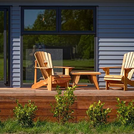 Parehua Resort Martinborough Exterior foto A deck with A-frame chairs
