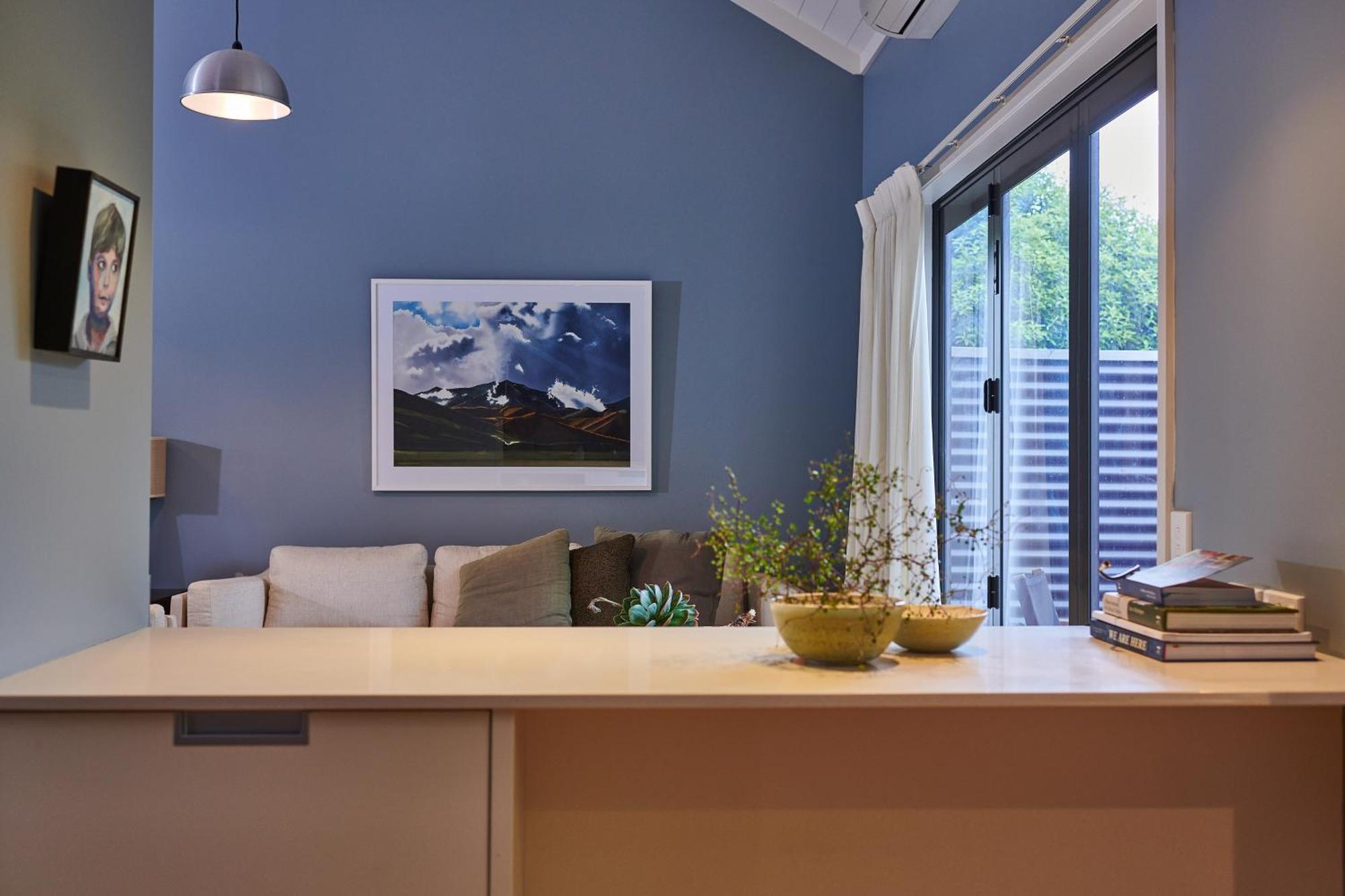 Parehua Resort Martinborough Cameră foto A living room with a blue wall